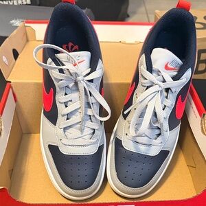 Nike Low-Top Sneakers in Navy, Light Gray & Red